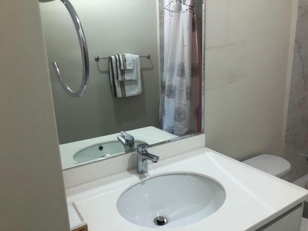 Lovely 2 Bedroom C̅ Netflix Across National Stadium Kingston Zewnętrze zdjęcie
