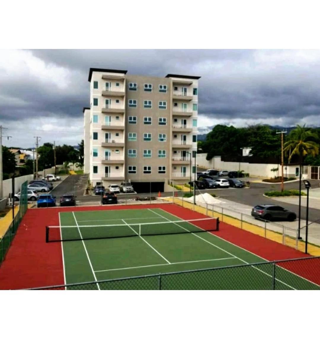 Lovely 2 Bedroom C̅ Netflix Across National Stadium Kingston Zewnętrze zdjęcie