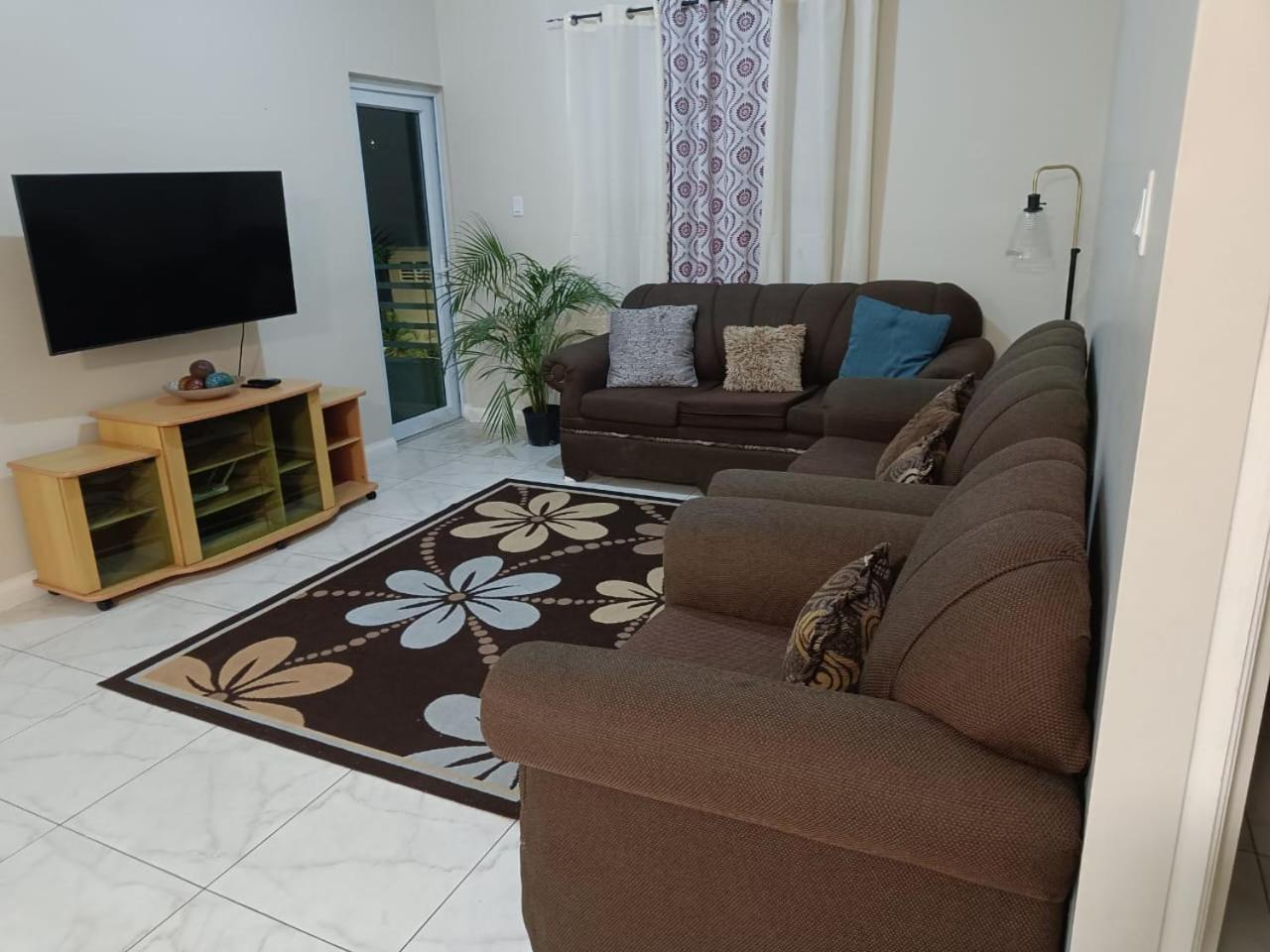 Lovely 2 Bedroom C̅ Netflix Across National Stadium Kingston Zewnętrze zdjęcie